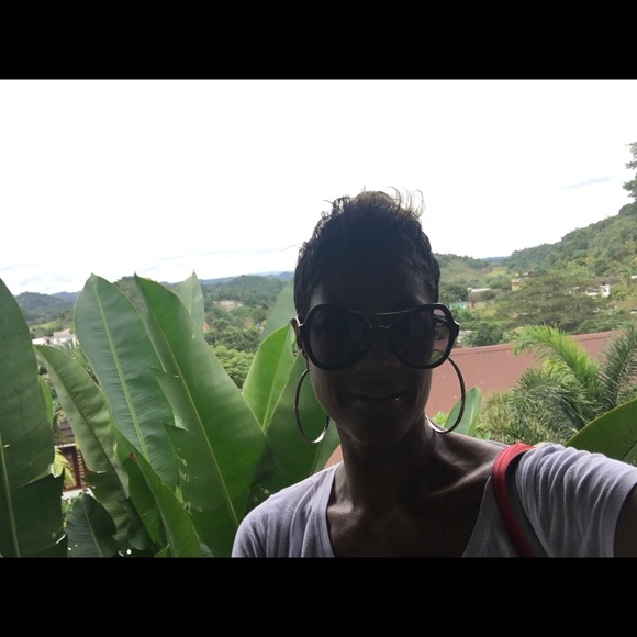 Meet your Posher, Stephanie - Picture 1 of 1